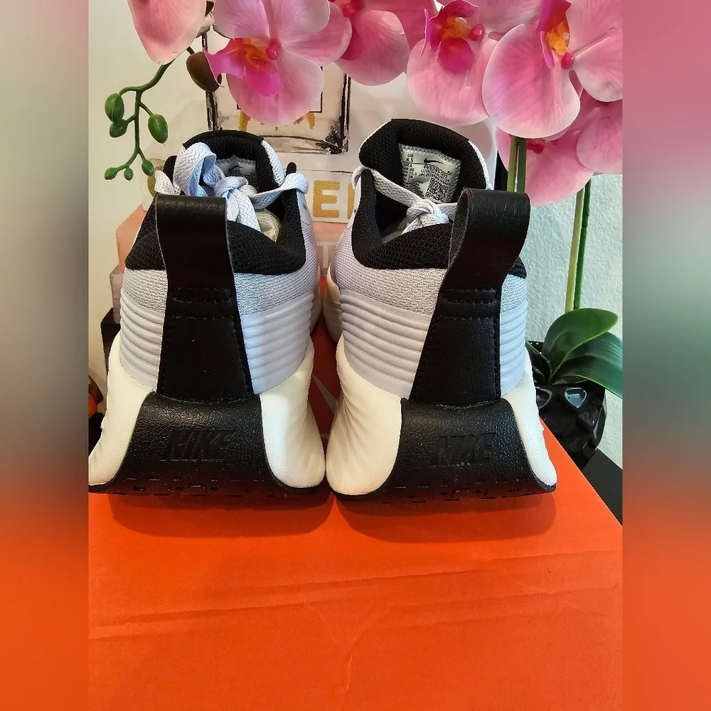 Nike Legend Essential 4 Womans Walking Shoe. Size 8 .5